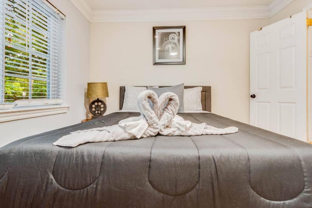 Stunning Atl 5Bdr Home Near Cdc Emory Sleeps 12 Атланта Экстерьер фото